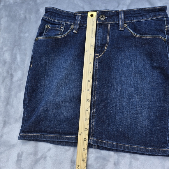 Denizen By Levis Womens Denim Skirt Size 4 Dark Wash With Pockets - Picture 2 of 8